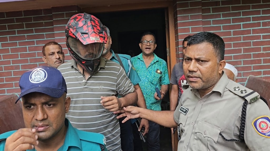 নেতার বাসায় মাদকের আসর: পুলিশ সদস্য ও নারীসহ আটক ৪